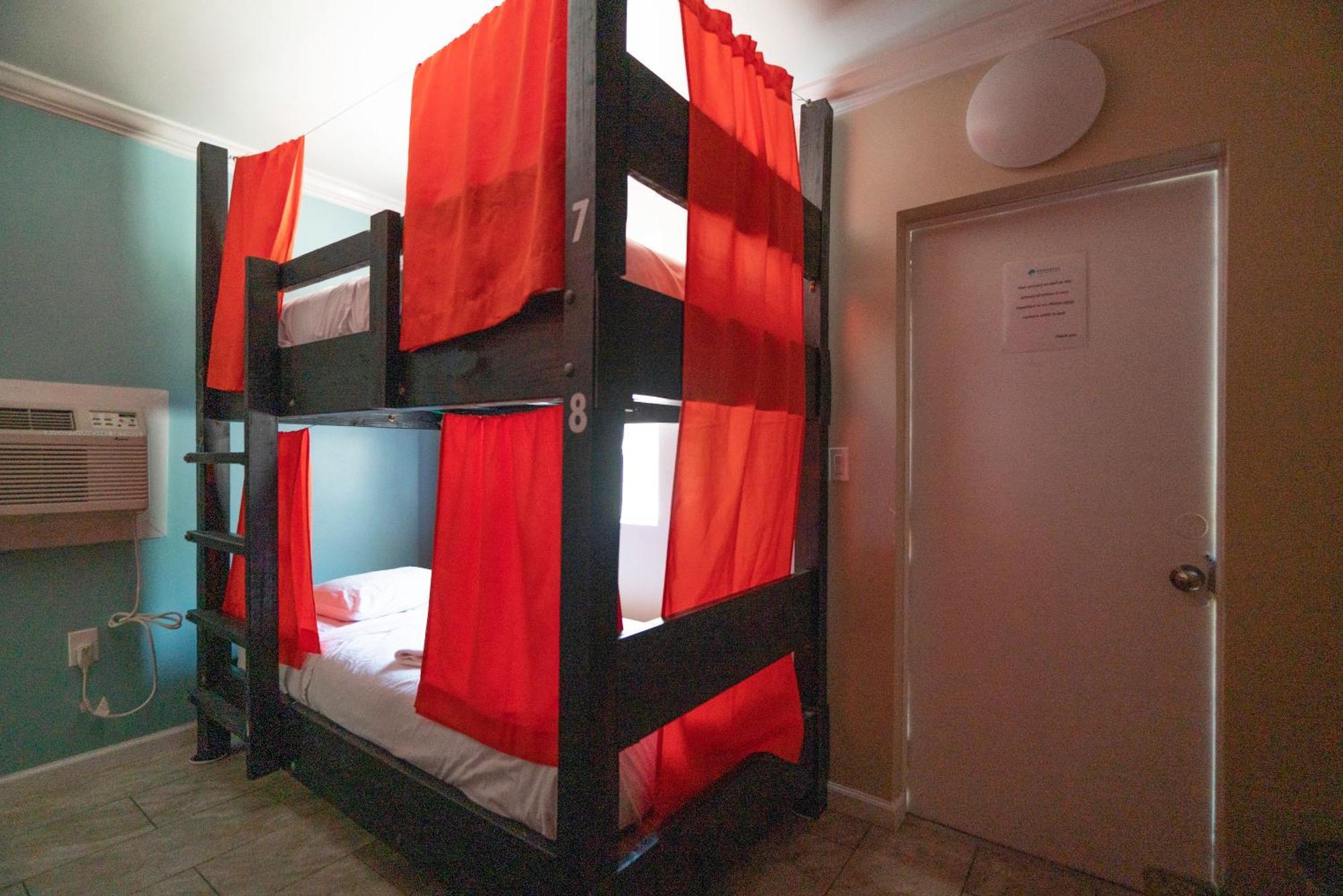Seashell Motel And International Hostel Кей Уест Екстериор снимка