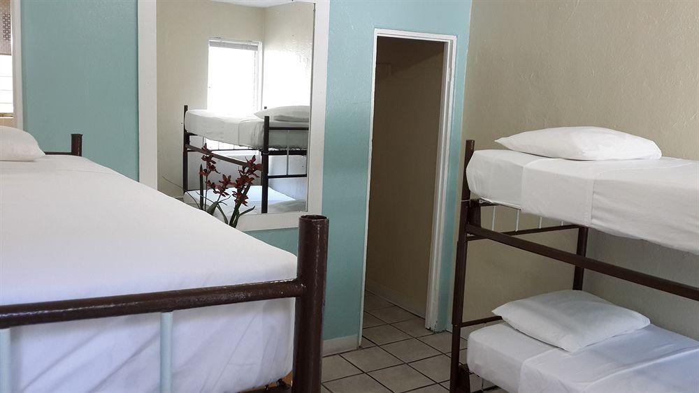 Seashell Motel And International Hostel Кей Уест Екстериор снимка